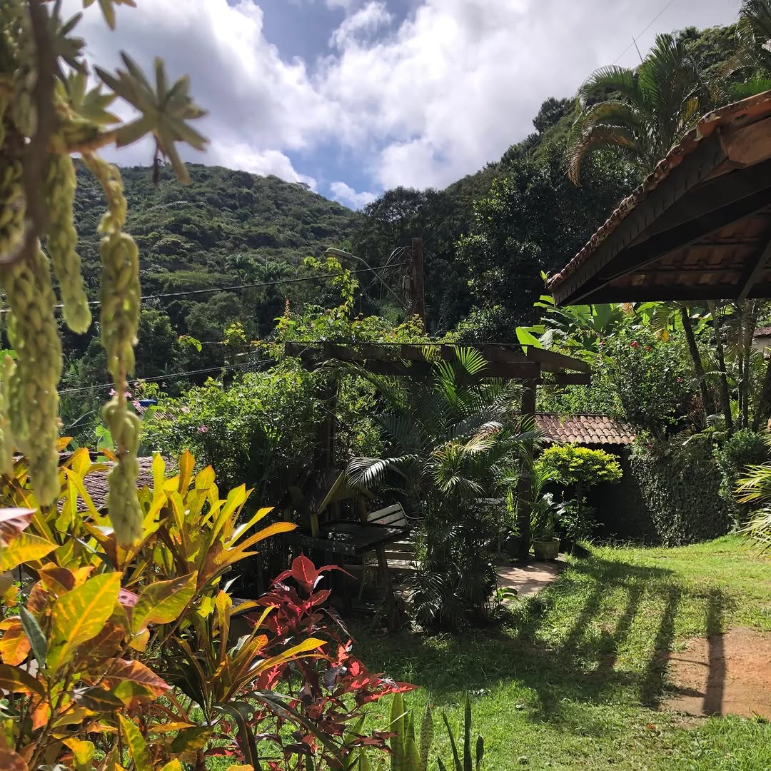 Jardim da Vila Morena com a serra ao fundo
